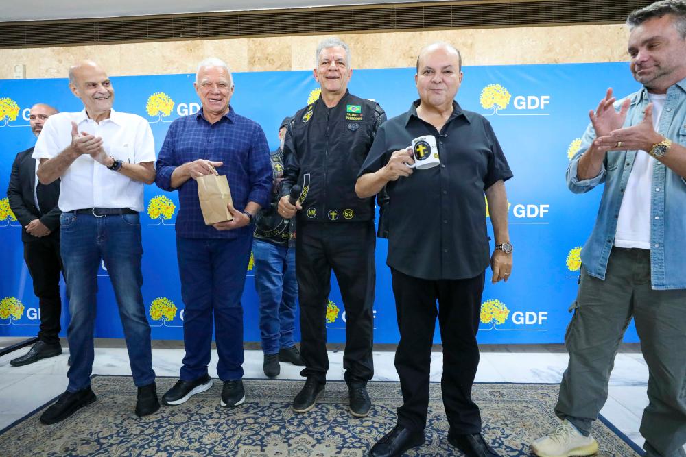 Capa da notícia: Governador Ibaneis Rocha recebe moto clube participante da 22ª edição do Capital Moto Week no Palácio do Buriti